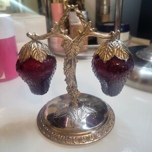 Hanging Strawberry Salt & Pepper